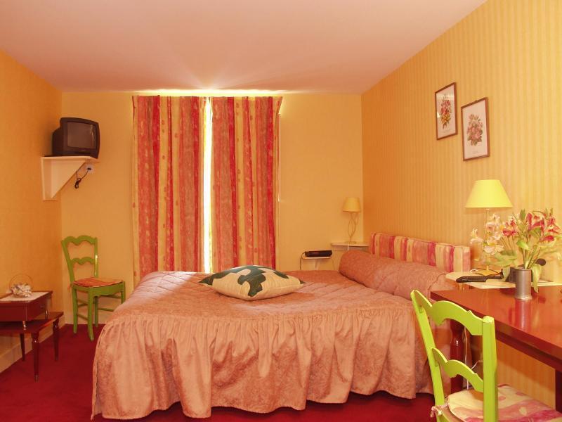 Logis Hotel O En Couleur Oucques-la-Nouvelle Exterior foto